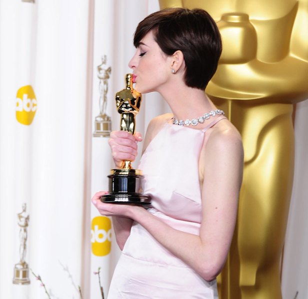 Anne Hathaway, winner of the best supporting actress Oscar
